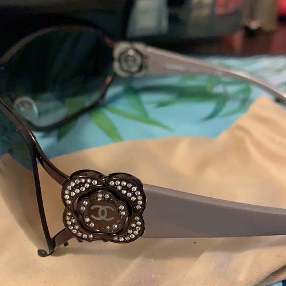 Chanel camellia sunglasses - Picture 3 of 5